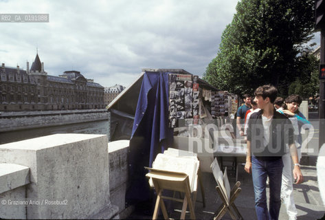 ( FRANCIA  )  PARIGI : LUNGOSENNA CON I BOUQUINISTES © 1995 Graziano Arici/Rosebud2 / GEO LIBRI USATI