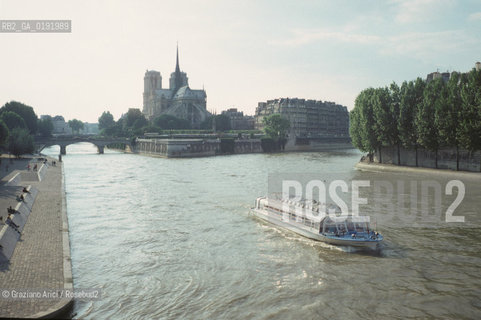 ( FRANCIA  )  PARIGI : LA CATTEDRALE NOTRE DAME E IL FIUME SENNA © 1995 Graziano Arici/Rosebud2 / GEO BATEAU MOUCHE BARCA