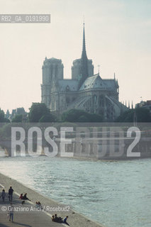 ( FRANCIA  )  PARIGI : LA CATTEDRALE NOTRE DAME E IL FIUME SENNA © 1995 Graziano Arici/Rosebud2 / GEO