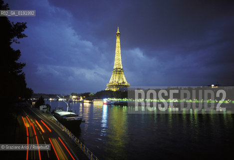 ( FRANCIA  )  PARIGI : LA TOUR EIFFEL E IL FIUME SENNA © 1995 Graziano Arici/Rosebud2 / GEO