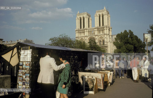 ( FRANCIA  )  PARIGI : LUNGOSENNA CON I BOUQUINISTES © 1995 Graziano Arici/Rosebud2 / GEO LIBRI USATI NOTRE DAME