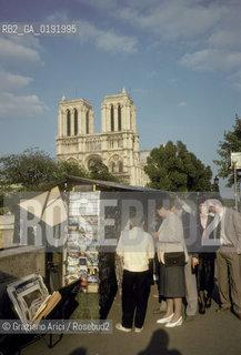 ( FRANCIA  )  PARIGI : LUNGOSENNA CON I BOUQUINISTES © 1995 Graziano Arici/Rosebud2 / GEO LIBRI USATI NOTRE DAME