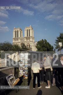 ( FRANCIA  )  PARIGI : LUNGOSENNA CON I BOUQUINISTES © 1995 Graziano Arici/Rosebud2 / GEO LIBRI USATI NOTRE DAME