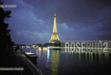 ( FRANCIA  )  PARIGI : LA TOUR EIFFEL E IL FIUME SENNA © 1995 Graziano Arici/Rosebud2 / GEO