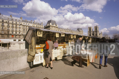 ( FRANCIA  )  PARIGI : LUNGOSENNA CON I BOUQUINISTES © 1995 Graziano Arici/Rosebud2 / GEO LIBRI USATI