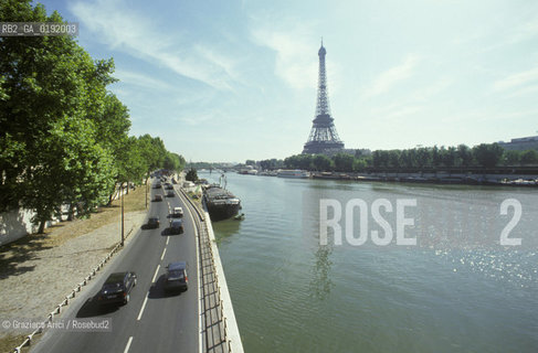 ( FRANCIA  )  PARIGI : LA TOUR EIFFEL E IL FIUME SENNA © 1995 Graziano Arici/Rosebud2 / GEO