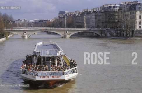 ( FRANCIA  )  PARIGI : BATEAU MOUCHE E IL FIUME SENNA © 1995 Graziano Arici/Rosebud2 / GEO BARCA