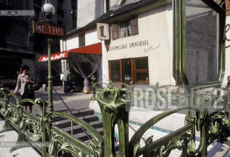 ( FRANCIA  )  PARIGI : FERMATA DEL METRO © 1995 Graziano Arici/Rosebud2 / GEO ARCHITETTURA MODERNA GUIMARD