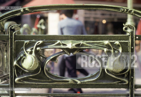 ( FRANCIA  )  PARIGI : FERMATA DEL METRO © 1995 Graziano Arici/Rosebud2 / GEO ARCHITETTURA MODERNA GUIMARD
