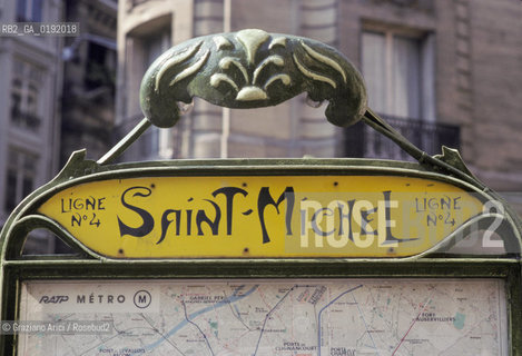 ( FRANCIA  )  PARIGI : FERMATA DEL METRO © 1995 Graziano Arici/Rosebud2 / GEO ARCHITETTURA MODERNA GUIMARD