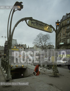 ( FRANCIA  )  PARIGI : FERMATA DEL METRO © 1995 Graziano Arici/Rosebud2 / GEO ARCHITETTURA MODERNA GUIMARD