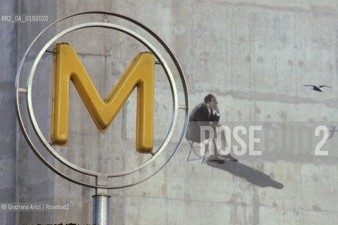 ( FRANCIA  )  PARIGI : FERMATA DEL METRO © 1995 Graziano Arici/Rosebud2 / GEO ARCHITETTURA MODERNA