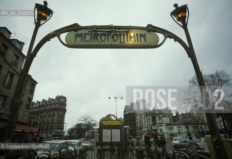 ( FRANCIA  )  PARIGI : FERMATA DEL METRO © 1995 Graziano Arici/Rosebud2 / GEO ARCHITETTURA MODERNA GUIMARD