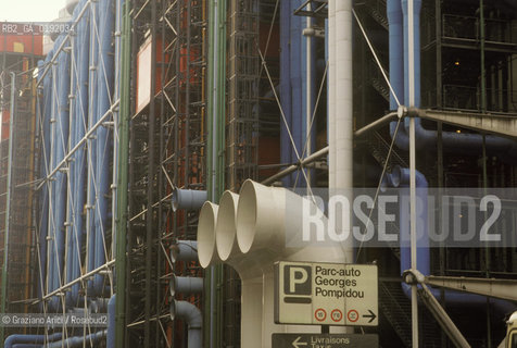 ( FRANCIA  )  PARIGI : IL MUSEO CENTRE DART E DE CULTURE G. POMPIDOU BEAUBOURG © 1995 Graziano Arici/Rosebud2 / GEO ARCHITETTURA MODERNA TUBO