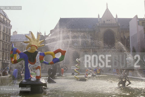 ( FRANCIA  )  PARIGI : IL MUSEO CENTRE DART E DE CULTURE G. POMPIDOU BEAUBOURG © 1995 Graziano Arici/Rosebud2 / GEO ARCHITETTURA MODERNA FONTANA DI TINGUELY