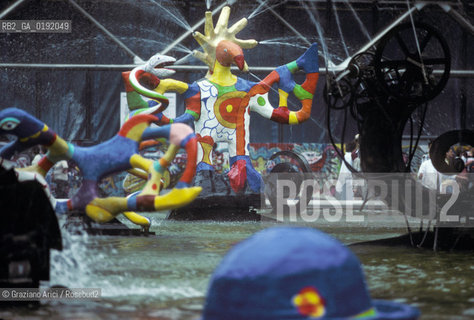 ( FRANCIA  )  PARIGI : IL MUSEO CENTRE DART E DE CULTURE G. POMPIDOU BEAUBOURG © 1995 Graziano Arici/Rosebud2 / GEO ARCHITETTURA MODERNA FONTANA DI TINGUELY