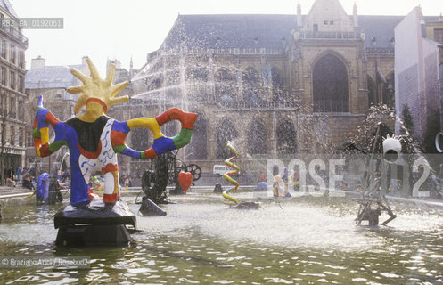 ( FRANCIA  )  PARIGI : IL MUSEO CENTRE DART E DE CULTURE G. POMPIDOU BEAUBOURG © 1995 Graziano Arici/Rosebud2 / GEO ARCHITETTURA MODERNA FONTANA DI TINGUELY