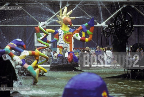 ( FRANCIA  )  PARIGI : IL MUSEO CENTRE DART E DE CULTURE G. POMPIDOU BEAUBOURG © 1995 Graziano Arici/Rosebud2 / GEO ARCHITETTURA MODERNA FONTANA DI TINGUELY