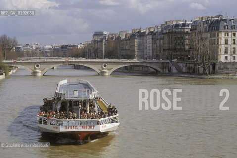 ( FRANCIA  )  PARIGI : UN BATEAU MOUCHE E IL FIUME SENNA © 1995 Graziano Arici/Rosebud2 / GEO BARCA