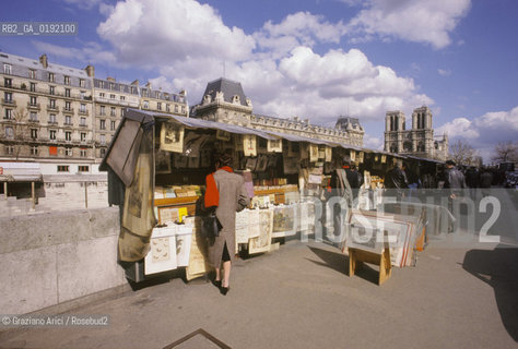 ( FRANCIA  )  PARIGI : LUNGOSENNA CON I BOUQUINISTES © 1995 Graziano Arici/Rosebud2 / GEO LIBRI USATI NOTRE DAME