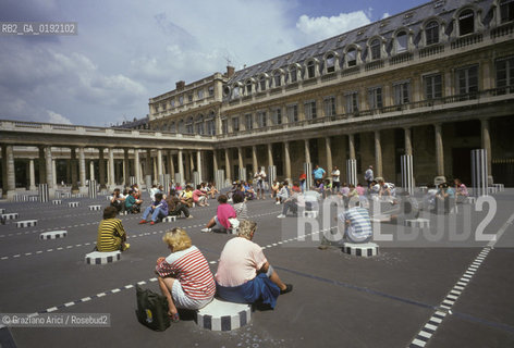 ( FRANCIA  )  PARIGI : PALAIS ROYAL © 1995 Graziano Arici/Rosebud2 / GEO COLONNA BUREN ARTE