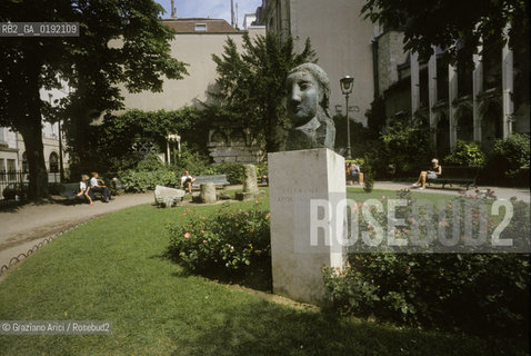 ( FRANCIA  )  PARIGI : IL MONUMENTO A G. APOLLINAIRE DI PICASSO A ST. GERMAIN DES PRES  © 1995 Graziano Arici/Rosebud2 / GEO