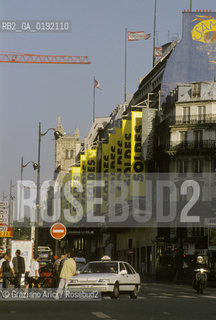 ( FRANCIA  )  PARIGI : I GRANDI MAGAZZINI LA SAMARITAINE IN RUE DE RIVOLI  © 1995 Graziano Arici/Rosebud2 / GEO