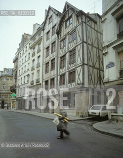 ( FRANCIA  )  PARIGI : UNA STRADA DEL CENTRO © 1995 Graziano Arici/Rosebud2 / GEO
