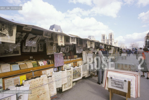 ( FRANCIA  )  PARIGI : BOUQUINISTES SUL LUNGOSENNA © 1995 Graziano Arici/Rosebud2 / GEO LIBRI