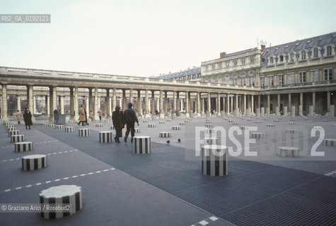 ( FRANCIA  )  PARIGI : IL  PALAIS ROYAL  © 1995 Graziano Arici/Rosebud2 / GEO COLONNA BURDEN
