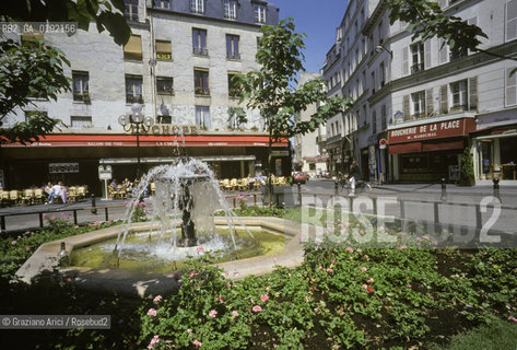 ( FRANCIA  )  PARIGI : PLACE DE LA CONTRESCARPE   © 1995 Graziano Arici/Rosebud2 / GEO