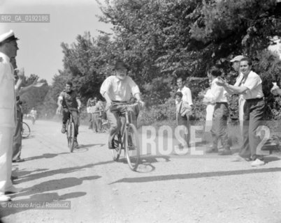 BICYCLE CONTEST FOR PAINTERS AT VENICE LIDO : THE PAINTER FELICE CARENA   - 1952 - © ARCHIVIO Graziano Arici/Rosebud2  / ARTE / PITTORE / BICICLETTA