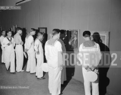 YOUNG SAILORS VISITING THE EXPOSITION OF THE PAINTER LEONOR FINI IN VENICE - 1951 - © ARCHIVIO Graziano Arici/Rosebud2  / ARTE / PITTORE / MARINAIO