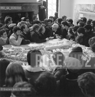 THE ARCHITECT LOUIS KAHN AT THE EXPOSITION OF HIS PROJECTS FOR THE CITY OF VENICE AT THE   PALAZZO DUCALE   -  VENICE - 1969 © ARCHIVIO Graziano Arici/Rosebud2  / ARCHITETTURA / ARCHITETTO / STUDENTE / MOSTRA