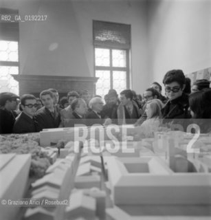 THE ARCHITECT LOUIS KAHN AT THE EXPOSITION OF HIS PROJECTS FOR THE CITY OF VENICE AT THE   PALAZZO DUCALE   -  VENICE - 1969 © ARCHIVIO Graziano Arici/Rosebud2  / ARCHITETTURA / ARCHITETTO / STUDENTE / MOSTRA