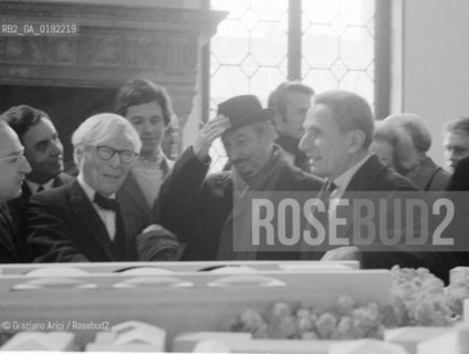 THE ARCHITECT LOUIS KAHN , WITH THE ARCHITECT CARLO SCARPA , AT THE EXPOSITION OF HIS PROJECTS FOR THE CITY OF VENICE AT THE   PALAZZO DUCALE   -  VENICE - 1969 © ARCHIVIO Graziano Arici/Rosebud2  / ARCHITETTURA / ARCHITETTO / STUDENTE / MOSTRA