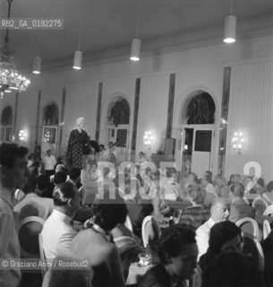 THE XVIII INTERNATIONAL FILM FESTIVAL IN VENICE LIDO : FASHION PARADE AT VENICE LIDO -  1957 - © ARCHIVIO Graziano Arici/Rosebud2  / CINEMA /  MOSTRA DEL CINEMA / MODA / SFILATA