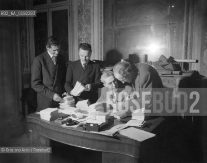 THE ART HISTORIAN RODOLFO PALLUCCHINI AT HIS OFFICE IN VENICE - 1948 - © ARCHIVIO Graziano Arici/Rosebud2  / ARTE / STORICO DELLARTE / BIENNALE ARTE