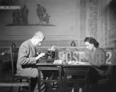 THE ART HISTORIAN RODOLFO PALLUCCHINI AT HIS OFFICE IN VENICE - 1948 - © ARCHIVIO Graziano Arici/Rosebud2  / ARTE / STORICO DELLARTE / MACCHINA DA SCRIVERE / BIENNALE ARTE