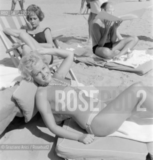 THE PAINTER NOVELLA PARIGINI AT VENICE LIDO BEACH - 1958 © ARCHIVIO Graziano Arici/Rosebud2  /ARTE / PITTORE / SPIAGGIA