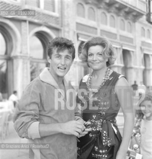 THE POP SINGER TONY RENIS WITH THE OPERA SINGER MARCELLA POBBE IN VENICE LIDO  - 1963 © ARCHIVIO Graziano Arici/Rosebud2  /  MUSICA POP / CANTANTE POP /  MUSICA / CANTANTE LIRICO