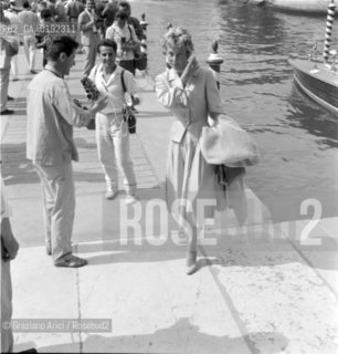 THE JOURNALIST FRANCE ROCHE AT THE XI INTERNATIONAL FILM FESTIVAL IN VENICE LIDO - 1950 - © ARCHIVIO  Graziano Arici/Rosebud2 / VARIE / LETTERATURA / GIORNALISTA / MOSTRA DEL CINEMA / FOTOGRAFO