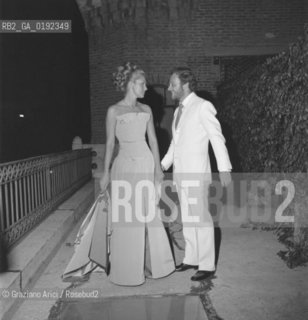 THE ACTRESS CATHERINE SPAAK WITH THE ACTOR AND SINGER JOHNNY DORELLI IN VENICE LIDO - 197? © ARCHIVIO Graziano Arici/Rosebud2  / CINEMA / CANTANTE / POP ROCK