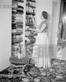 THE POP SINGER DOMINIQUE WALTER AT HER HOME IN PARIS  - 1950 © ARCHIVIO Graziano Arici/Rosebud2  / MUSICA / CANTANTE POP / ROCK / JAZZ /