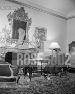 THE POP SINGER DOMINIQUE WALTER AT HER HOME IN PARIS  - 1950 © ARCHIVIO Graziano Arici/Rosebud2  / MUSICA / CANTANTE POP / ROCK / JAZZ /