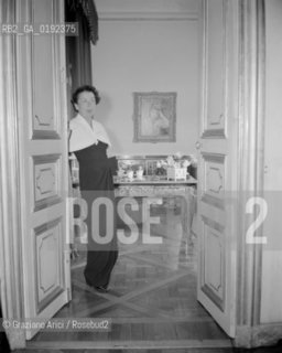 THE POP SINGER DOMINIQUE WALTER AT HER HOME IN PARIS  - 1950 © ARCHIVIO Graziano Arici/Rosebud2  / MUSICA / CANTANTE POP / ROCK / JAZZ /