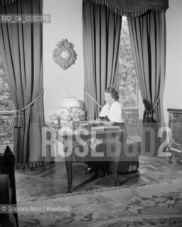 THE POP SINGER DOMINIQUE WALTER AT HER HOME IN PARIS  - 1950 © ARCHIVIO Graziano Arici/Rosebud2  / MUSICA / CANTANTE POP / ROCK / JAZZ /