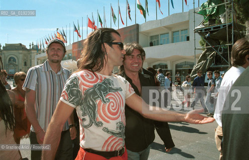 CINEMA 2000 / 57. MOSTRA INTERNAZIONALE DARTE CINEMATOGRAFICA - I CANTANTI JOVANNOTTI, PIERO PELU E GIANCARLO LIGABUE (ITALIA) A VENEZIA PER UNA CONFERENZA SULLATTIVITA DELLASSOCIAZIONE UMANITARIA EMERGENCY SURGEON E PER LA PROIEZIONE DEL FILM JUNG GIANG - NELLA TERRA DEI MUJAHEDDIN / DAVANTI AL PALAZZO DEL CINEMA - ©Graziano Arici/Rosebud2 