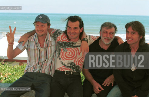 CINEMA 2000 / 57. MOSTRA INTERNAZIONALE DARTE CINEMATOGRAFICA - I CANTANTI JOVANNOTTI, PIERO PELU E GIANCARLO LIGABUE CON GINO STRADA (ITALIA), MEMBRO DELLASSOCIAZIONE UMANITARIA EMERGENCY SURGEON, A VENEZIA PER UNA CONFERENZA SULLATTIVITA DELLASSOCIAZIONE E PER LA PROIEZIONE DEL FILM JUNG GIANG - NELLA TERRA DEI MUJAHEDDIN / SULLA TERRAZZA DELLHOTEL EXCELSIOR - ©Graziano Arici/Rosebud2 