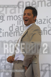 08/09/02 - 59. INTERNATIONAL FILM FESTIVAL IN VENICE LIDO - THE SHOWMAN AND POP SINGER ROSARIO FIORELLO  - FILM JOHAN PADAN - A LA DESCOVERTA DE LE AMERICHE  - © 2002 Graziano Arici/Rosebud2 /FIORE  - MOSTRA DEL CINEMA / CANTANTE POP